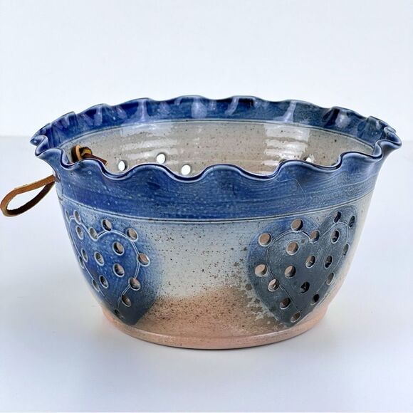 Salt of Thee Earth Pottery Guernsey Ohio Berry Heart Scalloped Edge Bowl Signed - Picture 1 of 10